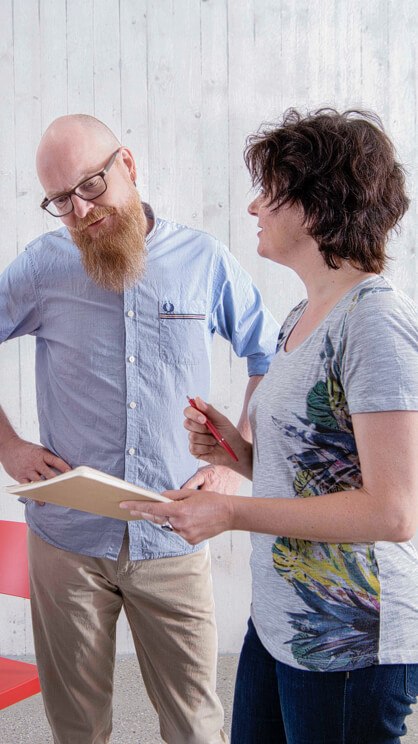 Eine Frau und ein Mann stehen zusammen und unterhalten sich